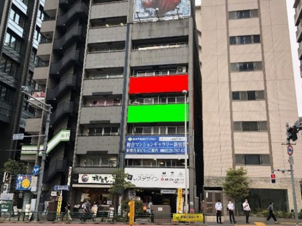 西新宿　青梅街道・成子天神下交差点の屋外広告
