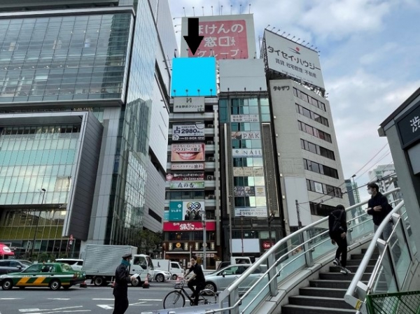 JR渋谷駅東口　渋谷ヒカリエ隣の屋外広告