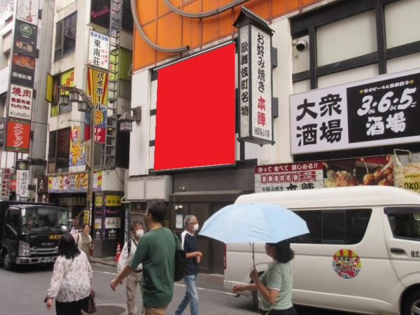 新宿・歌舞伎町入口より視認できる屋外広告