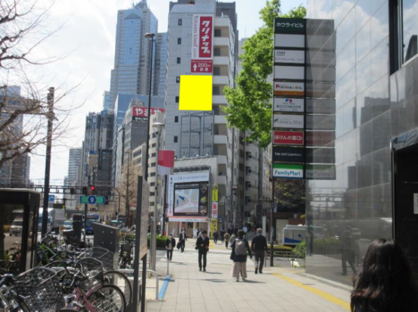 西新宿・甲州街道に面した屋外広告