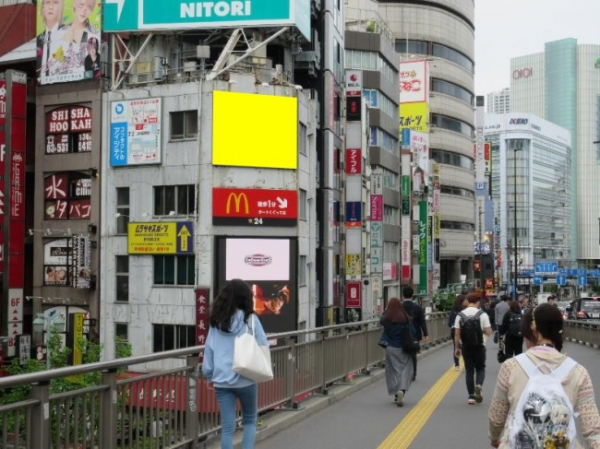 ＪＲ新宿駅東南口正面の屋外広告