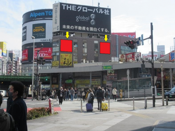 新宿西口　思い出横丁の中の屋外広告