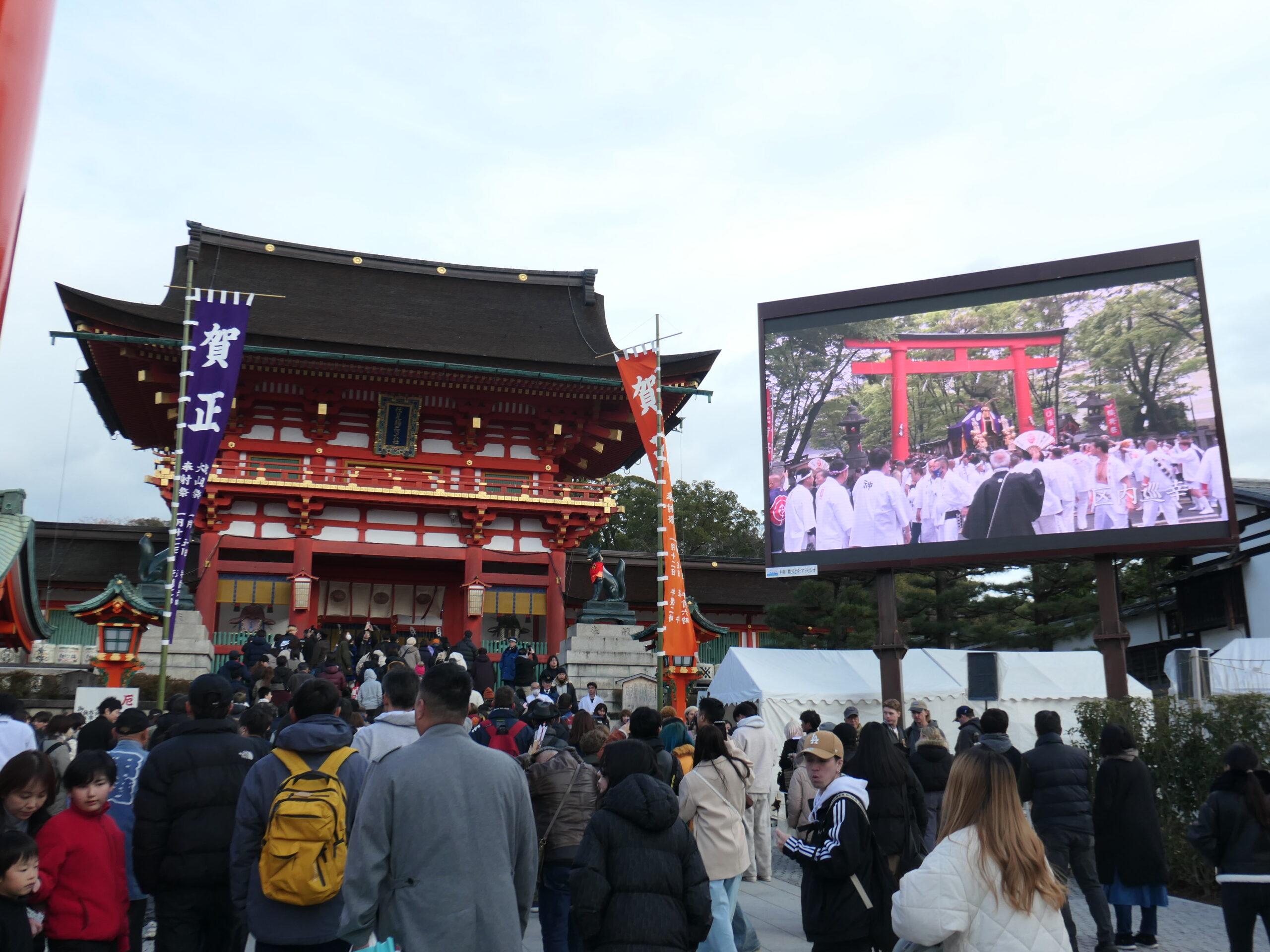 初詣客数西日本第一位の京都・伏見稲荷大社参道に初詣大型LEDビジョンを設置します