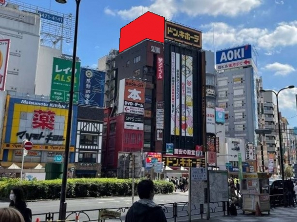 池袋駅東口正面　ドン・キホーテ隣の屋外広告