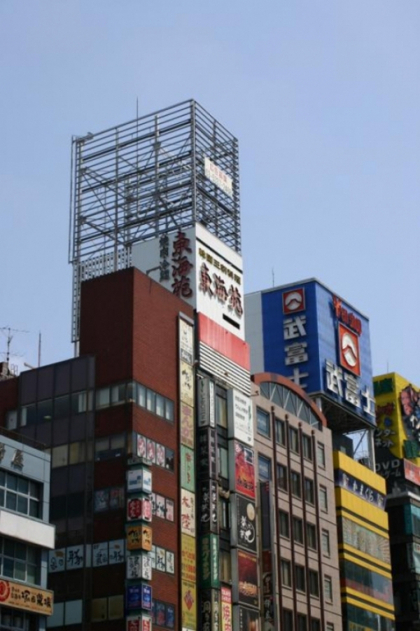 靖国通り　歌舞伎町入口の屋外広告