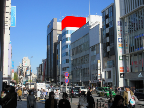 原宿・神宮前交差点近くの屋外広告