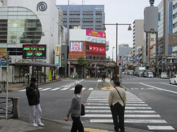 JR総武線亀戸駅前の屋外広告