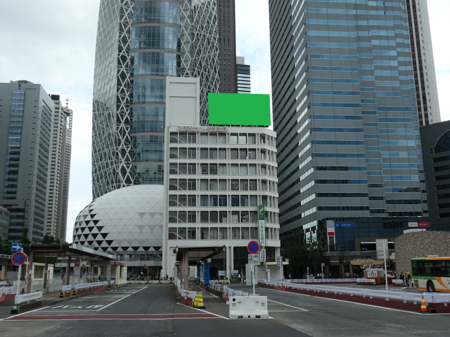 JR新宿駅西口ロータリーから視認【松岡セントラルビル】