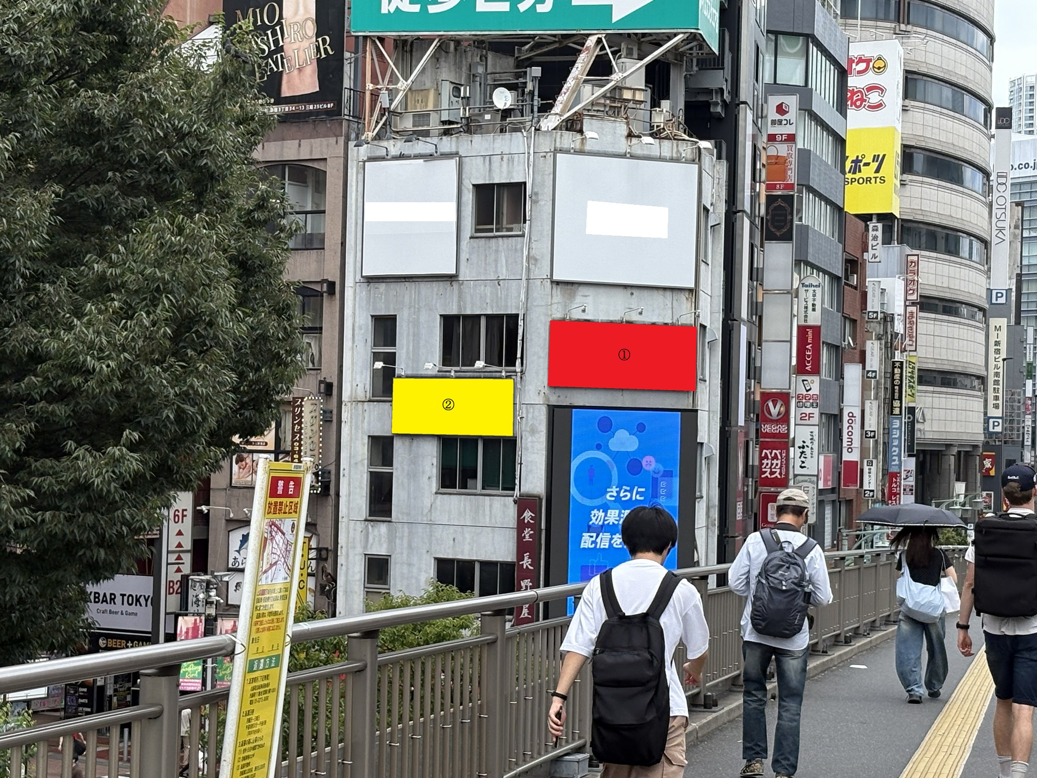 ＪＲ新宿駅東南口正面の屋外広告【長野屋ビル】